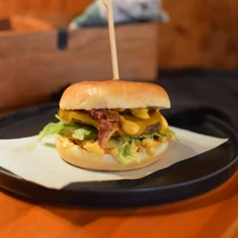 SAJTBURGER/CHEESEBURGER köret nélkül/solo (buci,marhahús,pirított hagyma,uborka,bacon,cheddar,szósz,saláta/bun,beef,roasted onion,bacon,cheddar,sauce,salad) SAJTBURGER/CHEESEBURGER köret nélkül/solo (buci,marhahús,pirított hagyma,uborka,bacon,cheddar,szósz,saláta/bun,beef,roasted onion,bacon,cheddar,sauce,salad)