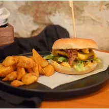 SAJTBURGER/CHEESE BURGER MENÜ (buci,marhahús,pirított hagyma,uborka,bacon,cheddar,szósz,saláta/bun,beef,roasted onion,bacon,cheddar,sauce,salad) (steak burgonyával/with steak potato) SAJTBURGER/CHEESE BURGER MENÜ (buci,marhahús,pirított hagyma,uborka,bacon,cheddar,szósz,saláta/bun,beef,roasted onion,bacon,cheddar,sauce,salad) (steak burgonyával/with steak potato)