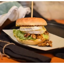 VEGA BURGER köret nélkül/solo (buci,camembert,dió,saláta,szósz,pirított hagyma/bun,camembert,walnut,salad,sauce,roasted onion) VEGA BURGER köret nélkül/solo (buci,camembert,dió,saláta,szósz,pirított hagyma/bun,camembert,walnut,salad,sauce,roasted onion)