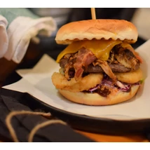 BBQ BURGER - (buci,marhahús, házi pulled pork, cheddar sajt, bacon, hagymakarika, coleslaw, bbq szósz/bun,beef,pulled pork,cheddar cheese,bacon,onion rings,coleslaw,bbq souce (köret nélkül/solo) BBQ BURGER - (buci,marhahús, házi pulled pork, cheddar sajt, bacon, hagymakarika, coleslaw, bbq szósz/bun,beef,pulled pork,cheddar cheese,bacon,onion rings,coleslaw,bbq souce (köret nélkül/solo)