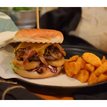 BBQ BURGER MENÜ (buci,marhahús, házi pulled pork, cheddar sajt, bacon, hagymakarika, coleslaw, bbq szósz/bun,beef,pulled pork,cheddar cheese,bacon,onion rings,coleslaw,bbq souce ( fűszeres héjas burgonyával/with steak potato) BBQ BURGER MENÜ (buci,marhahús, házi pulled pork, cheddar sajt, bacon, hagymakarika, coleslaw, bbq szósz/bun,beef,pulled pork,cheddar cheese,bacon,onion rings,coleslaw,bbq souce ( fűszeres héjas burgonyával/with steak potato)