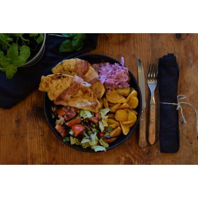 BACON ROLL (baconba tekert csirkemell,coleslaw, választható körettel/chicken breast wrapped in bacon,coleslaw, with a side of your choice)