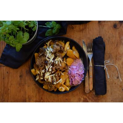BBQ Pulled pork tál/plate (bbq tépett malachús, coleslaw,bbq szósz,reszelt sajt/pulled pork,coleslaw,bbq souce,grated cheese) (választható köret/with a side of your choice)