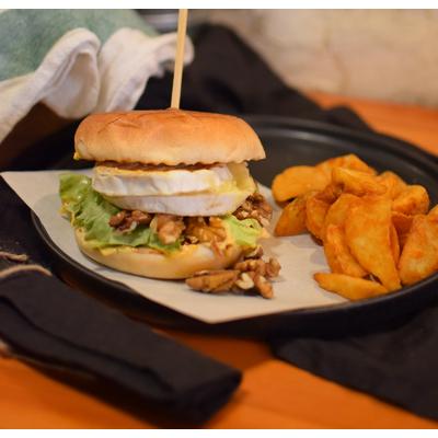 VEGA BURGER MENÜ (buci,camembert,dió,saláta,szósz,pirított hagyma/bun,camembert,walnut,salad,sauce,roasted onion) (steak burgonyával/with steak potato))