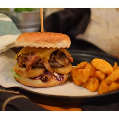 BBQ BURGER MENÜ (buci,marhahús, házi pulled pork, cheddar sajt, bacon, hagymakarika, coleslaw, bbq szósz/bun,beef,pulled pork,cheddar cheese,bacon,onion rings,coleslaw,bbq souce ( fűszeres héjas burgonyával/with steak potato)
