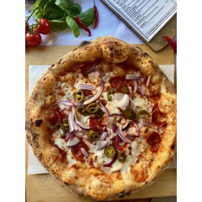 PIZZA UNGHARESE (paradicsomos alap,mozzarella,szalámi,csípős paprika,bacon,lilahagyma/tomato sauce,mozzarella,sausage,hot pepper,bacon,purple onion)